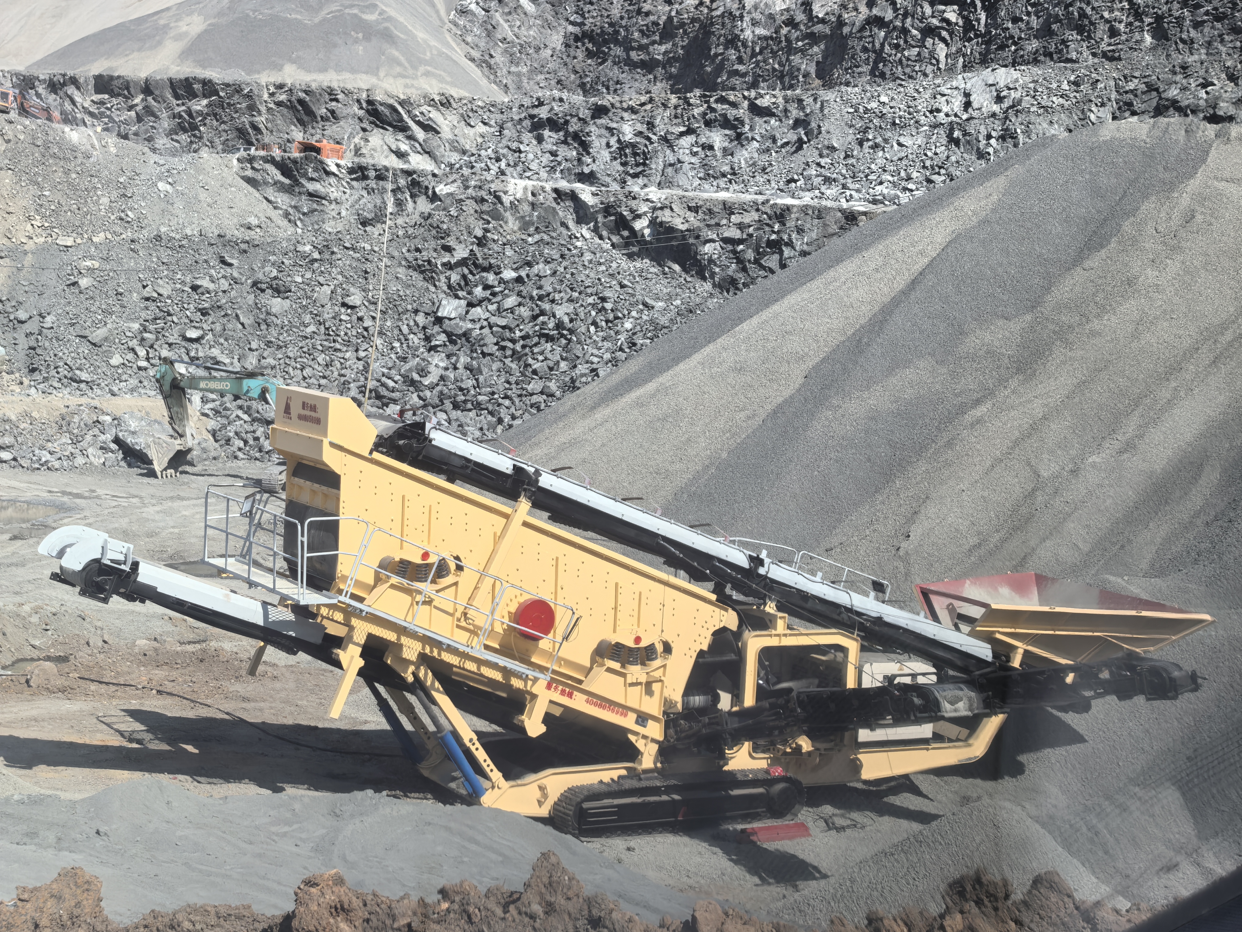 Tracked Screening Plant: Inclined vs. Horizontal